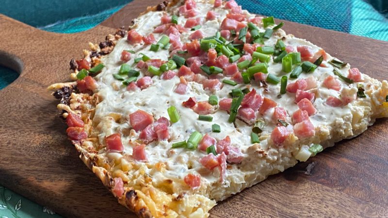 Low Carb Flammkuchen mit Blumenkohl-Boden